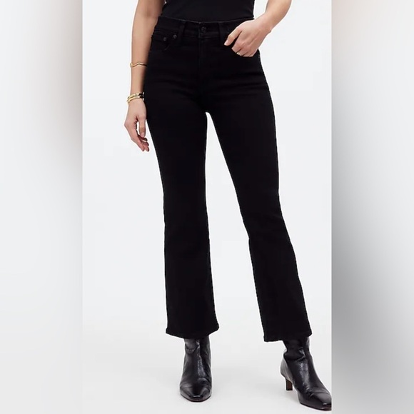 Madewell|Mid rise kick out jeans in solid black,size 31 tall•••Classic staple - Picture 4 of 16